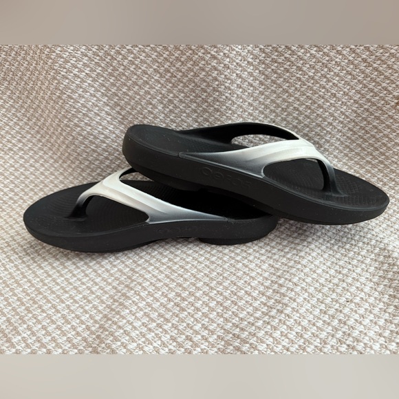 OOFOS Black and White Sandals - Picture 2 of 5